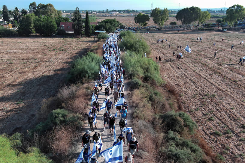 Бен-Шемен, Израиль. Колонна демонстрантов, выступающих против правительственной судебной реформы  

