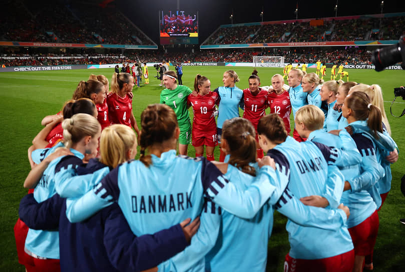 Игроки сборной Дании перед матчем со сборной Китая