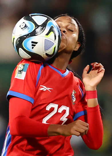 Панамская футболистка Карина Балтрип-Рейес во время матча против сборной Ямайки