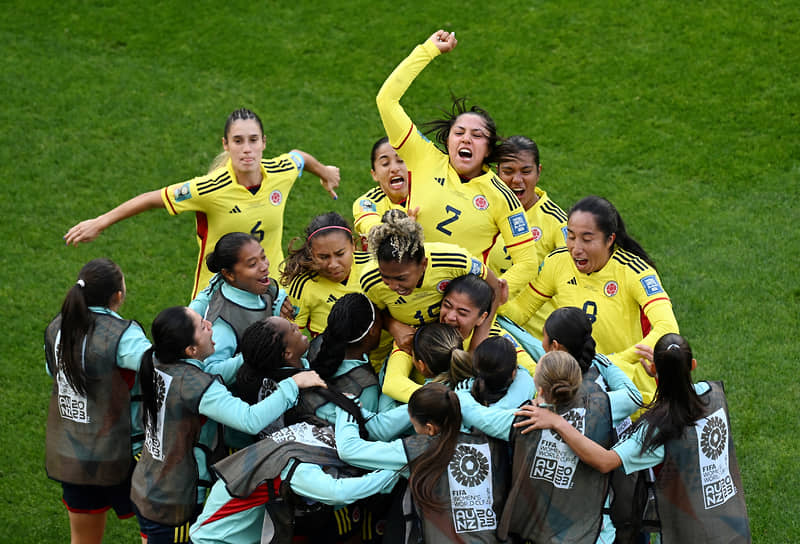 Колумбийская команда празднует забитый гол