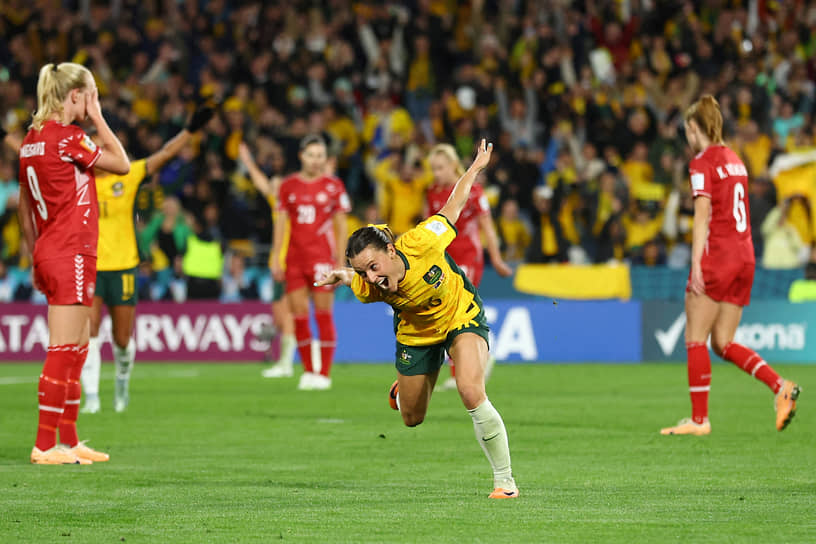 Хейли Расо из сборной Австралии (в центре) после того, как забила второй гол в ворота команды сборной Дании 