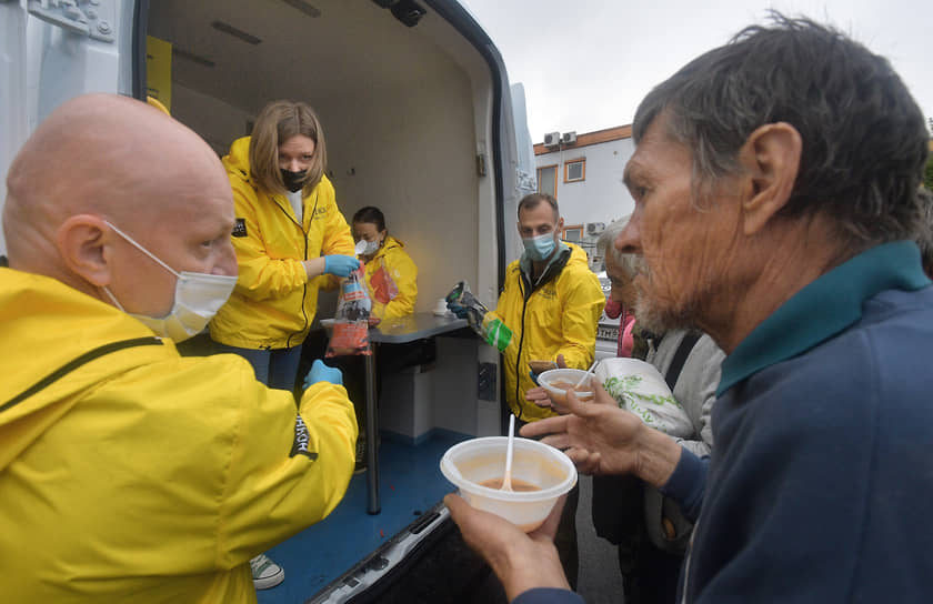 Волонтеры «Ночлежки» объезжают город, чтобы бесплатно накормить горячей едой, выдать чистую одежду и помочь бездомным 