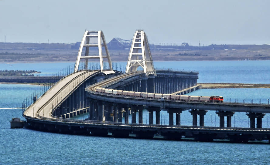 Керчь. Приостановленное автомобильное движение по Крымскому мосту после ЧП с украинскими беспилотниками