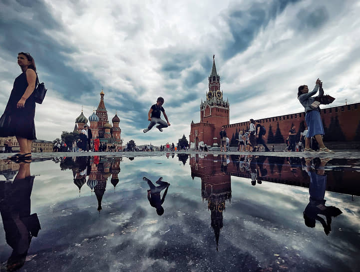 Москва. Люди гуляют по Красной площади после ливня