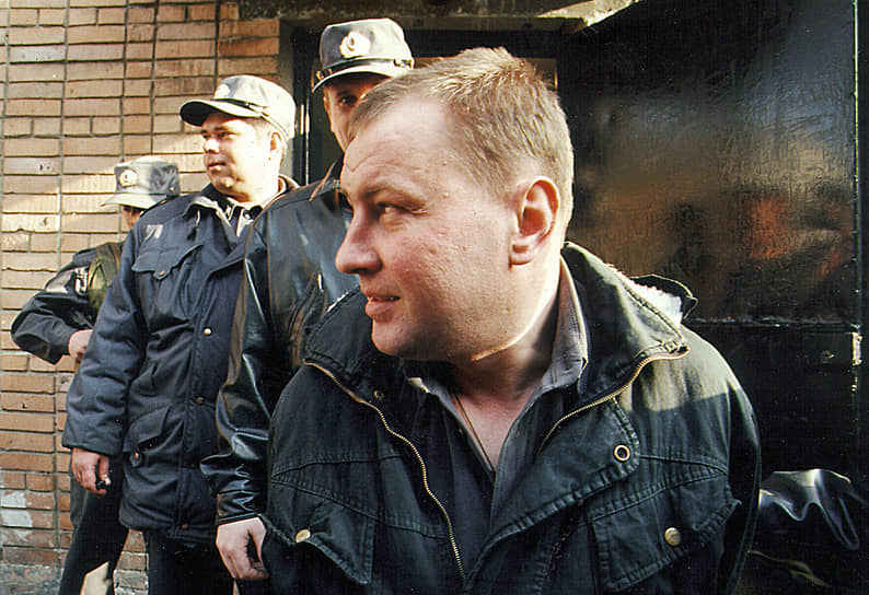 27 марта 2000 года полковник был задержан сотрудниками военной прокуратуры по обвинению в похищении, изнасиловании и убийстве 18-летней Эльзы Кунгаевой
