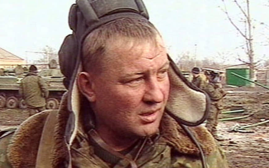 Юрий Буданов родился 24 ноября 1963 года в городе Харцызске Донецкой области. В 1987 году окончил Харьковское гвардейское высшее танковое командное училище имени Верховного Совета Украинской ССР. Служил в Южной группе войск в Венгрии, в Белорусской ССР