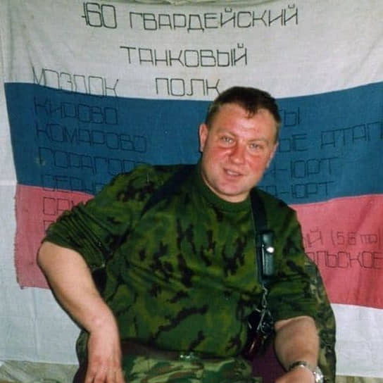 В 1998 году стал командиром 160-го гвардейского танкового полка, участвовал во Второй чеченской войне, был дважды контужен. В январе 2000 года офицер был удостоен ордена Мужества, досрочно получил звание полковника