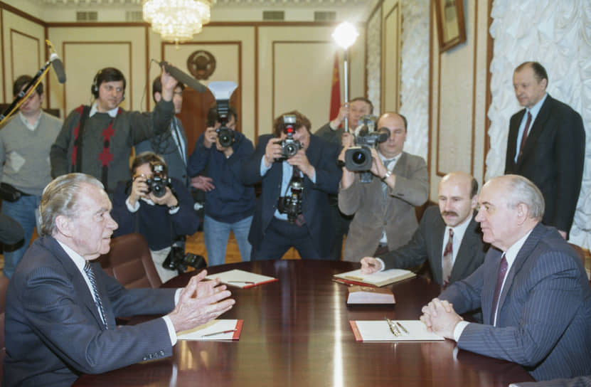 Президент СССР Михаил Горбачев и бывший президент США Ричард Никсон (слева)
