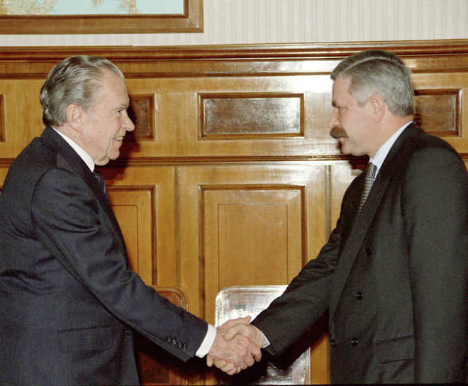 Бывший вице-президент РФ Александр Руцкой (справа) и бывший президент США Ричард Никсон
