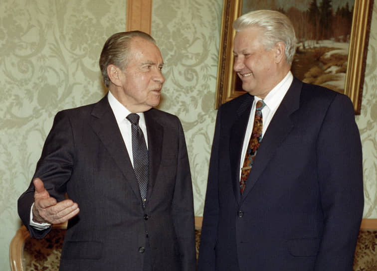Первый президент РФ Борис Ельцин (справа) и бывший президент США Ричард Никсон