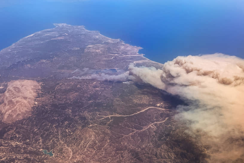 22 июля для тушения пожаров на Родос вылетели два военно-транспортных самолета С-130 с дополнительным контингентом пожарных и полицейских