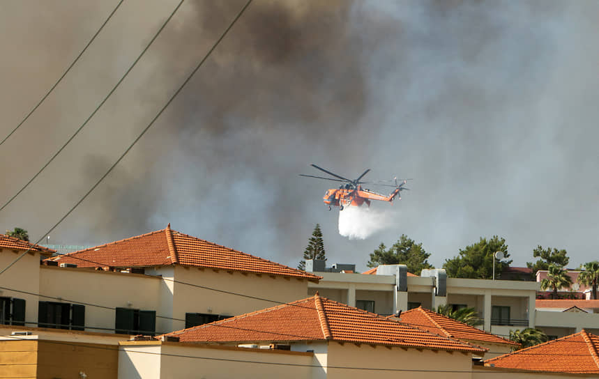 22 июля пресс-секретарь Пожарной службы Греции Иоаннис Артопиос сообщил, что пожар на Родосе является в настоящее время самым сильным в стране. Борьбу с огнем там в течение дня вели 173 греческих пожарных на 35 автомобилях, 10 пеших отрядов, 5 пожарных вертолетов, 3 самолета 