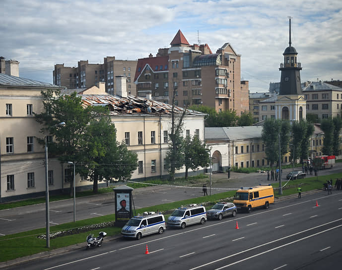 Департамент транспорта Москвы сообщал о перекрытии движения по Комсомольскому проспекту от дома 18 в сторону области. Позже его восстановили по 3 и 4 полосам 