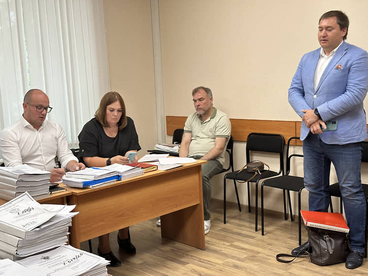 Бывший владелец сети шинных центров «Таганка» Андрей Смышляев (третий слева) в суде