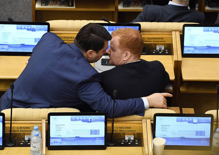 Член комитета по бюджету и налогам Денис Парфенов (справа) 