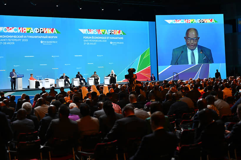 На первом саммите «Россия—Африка» было подписано более 50 соглашений на общую сумму 800 млрд руб.