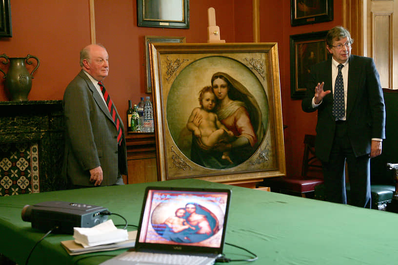 Профессор Хауэлл Эдвардс из Брэдфордского университета (слева) и Тимоти Беной из Фонда де Бреси возле картины «Мадонна с младенцем», 2007 год