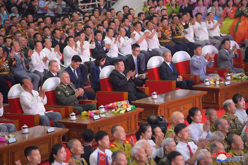 Министр обороны России Сергей Шойгу (второй слева), лидер КНДР Ким Чен Ын (в центре) и член политбюро Коммунистической партии Китая Ли Хунчжун (четвертый слева) на концерте в Пхеньяне