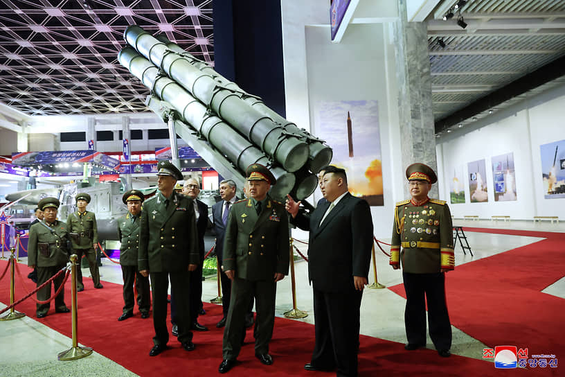 Лидер Северной Кореи Ким Чен Ын (второй справа) и министр обороны России Сергей Шойгу (третий справа) на выставке военной техники 
