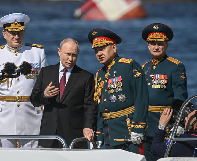 Слева направо: главнокомандующий ВМФ адмирал Николай Евменов, президент Владимир Путин и министр обороны Сергей Шойгу
