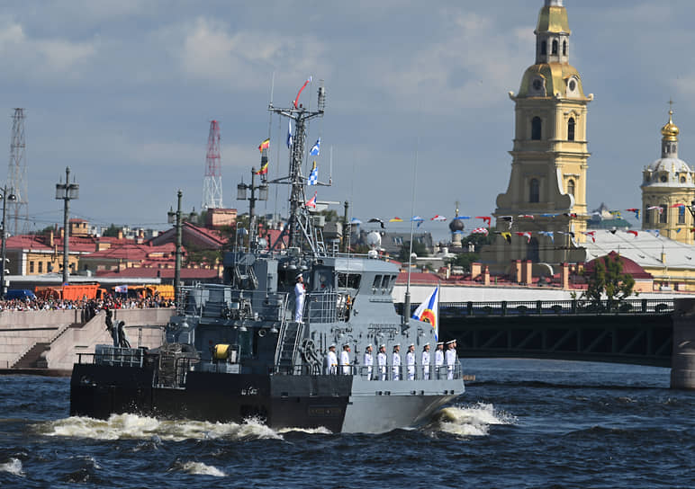 Главный военно-морской парад в акватории реки Невы