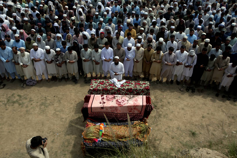 Баджаур, Пакистан. Церемония прощания с жертвами теракта, совершенного 30 июля на съезде партии «Джамиат Улема-и-Ислам» в провинции Хайбер-Пахтунхва