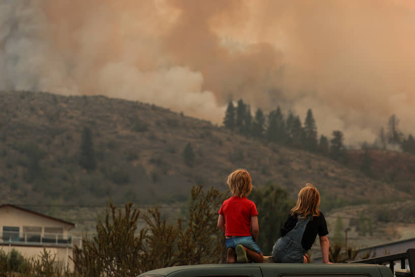 Осуюс, Канада. Дети наблюдают за тушением лесного пожара
