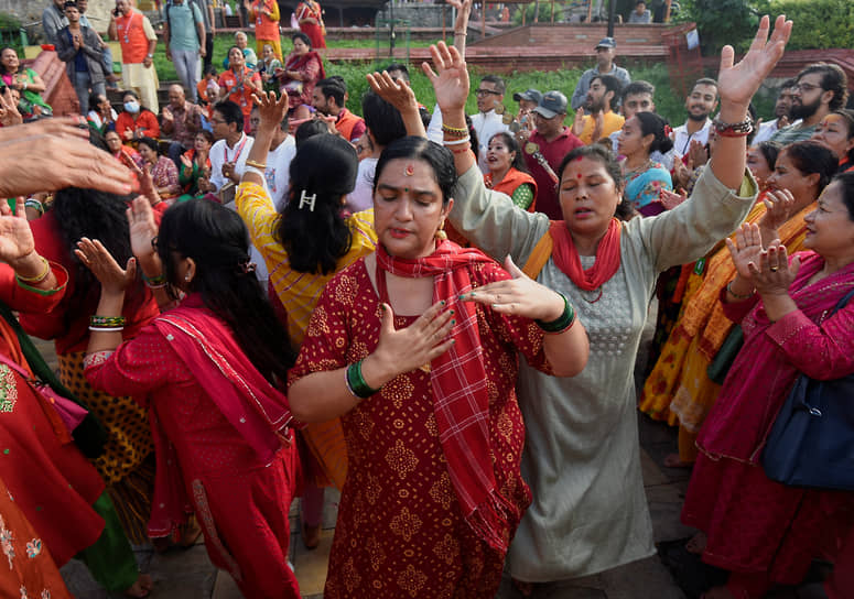 Катманду, Непал. Индуисты танцуют и поют на фестивале в честь священного месяца Шраван у храма Пашупатинатх