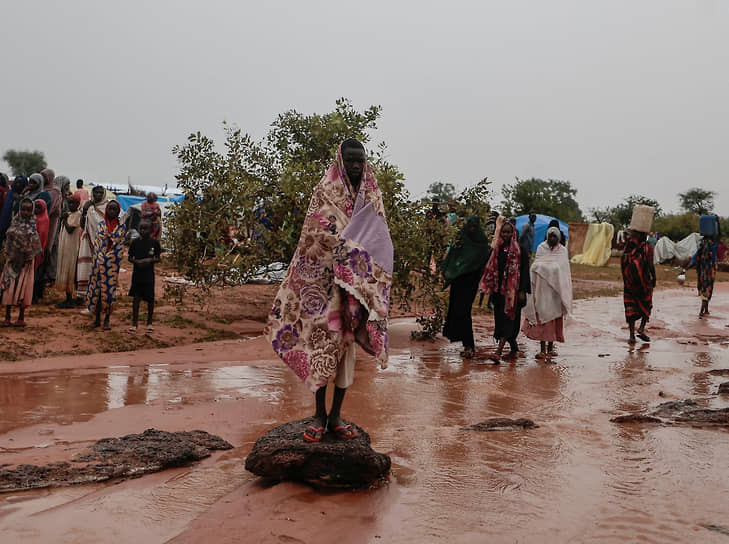 Адре, Чад. Суданцы укрываются от дождя в лагере беженцев