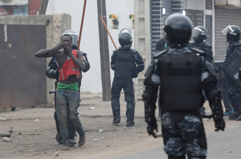 Дакар, Сенегал. Полиция задерживает участника протестов, вызванных арестом лидера оппозиции Усмана Сонко