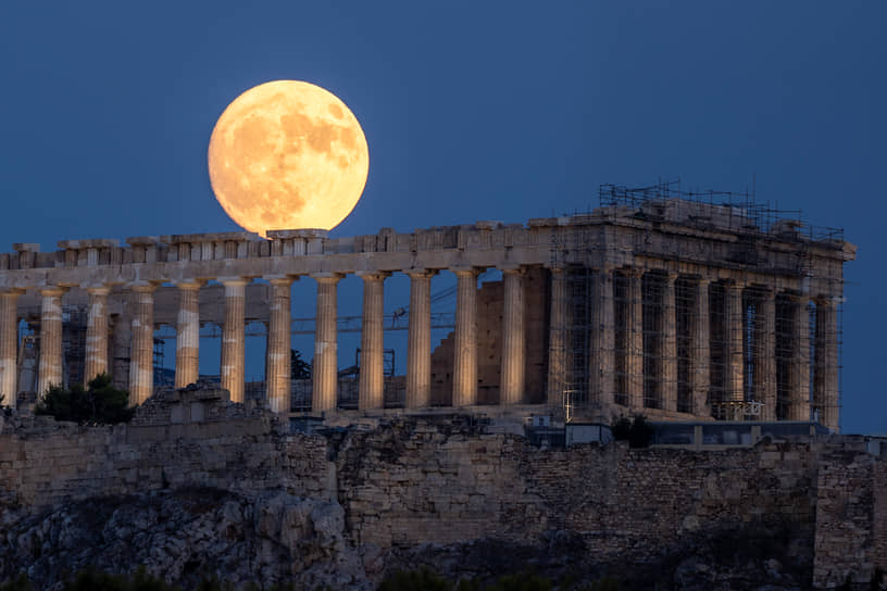 Суперлуние можно наблюдать три или четыре раза в году&lt;br>
На фото: Луна над Парфеноном в Афинах