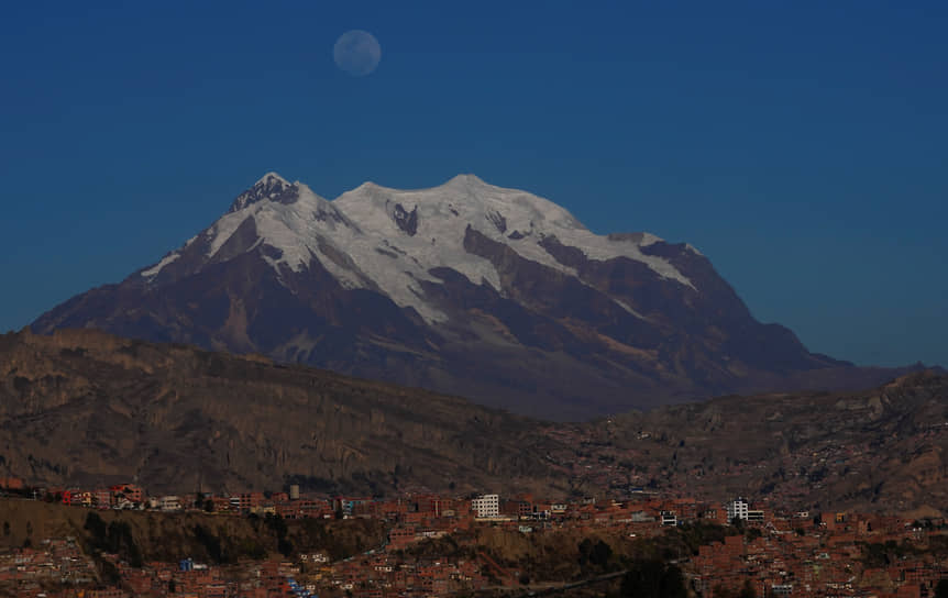 Иногда суперлуние может совпадать с полным лунным затмением, последний раз это произошло 28 сентября 2015 года&lt;br>
На фото: суперлуние на фоне горы Ильимани в Ла-Пас в Боливии