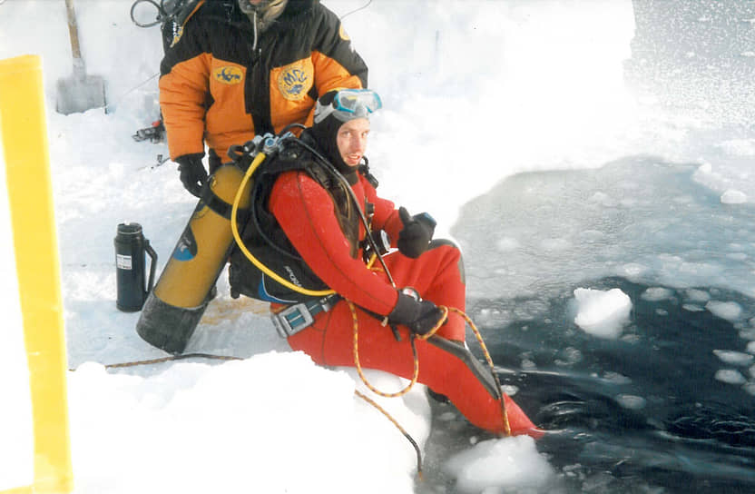 24 апреля 1999 года команда дайверов, состоявшая из австрийца Майкла Вольфа (на фото), британца Бретта Кормика и американца Боба Васса, осуществила на Северном полюсе первое погружение с аквалангом