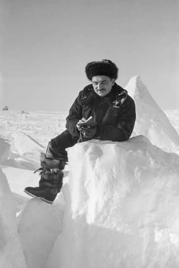9 мая 1949 года советские ученые Виталий Волович (на фото) и Андрей Медведев совершили первый прыжок с парашютом на Северный полюс 
