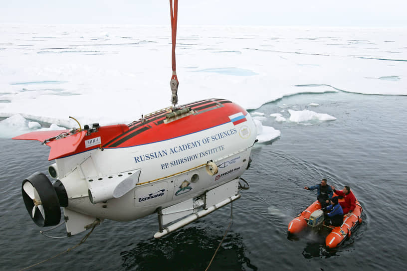 Океанское дно Северного полюса впервые было достигнуто 2 августа 2007 года двумя батискафами «Мир». На глубине 4 261 метр они разместили флаги России 