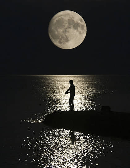 Луна приблизилась к Земле на 23 тыс. км&lt;br>
На фото: суперлуние в Ялте