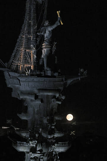 Благодаря оптическому эффекту спутник Земли казался больше на 14% и на 30% ярче, чем обычно&lt;br>
На фото: отражение Луны в Москве–реке