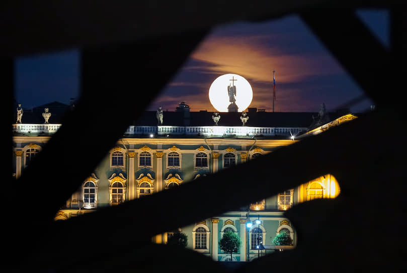 Полная луна во время суперлуния в Санкт-Петербурге