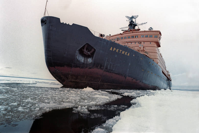 Первым судном добравшимся до Северного полюса в надводном плавании стал советский атомный ледокол «Арктика». Это случилось 17 августа 1977 года