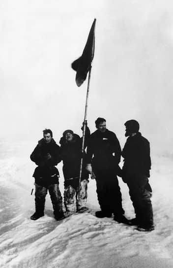 21 мая 1937 года Советский Союз открыл первую научно-исследовательскую дрейфующую станцию около Северного полюса. Она получила название «Северный полюс-1»
&lt;BR>На фото: полярники, работавшие на станции 