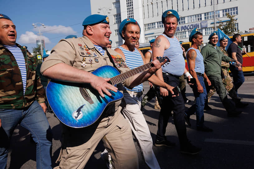 Бывшие десантники празднуют в Екатеринбурге 