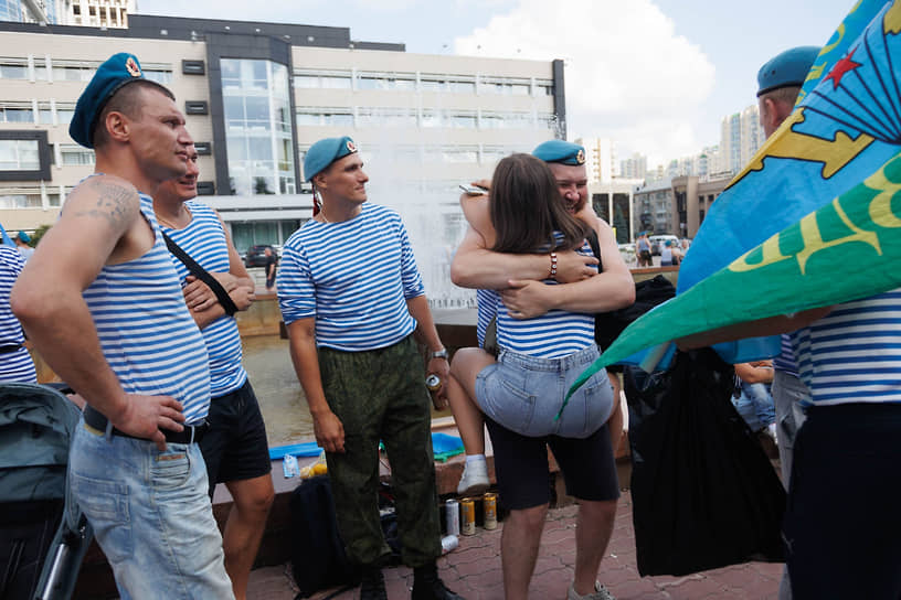 Участники празднований на улицах Екатеринбурга