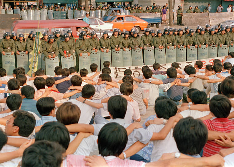 На фото: студенты Сеульского университета окружены полицией, июнь 1987 года