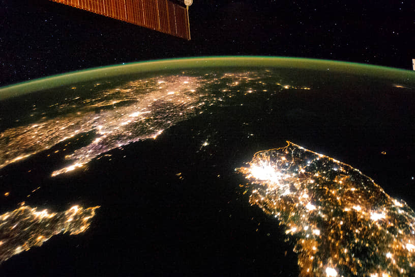 Ночной вид Корейского полуострова из космоса: южная часть ярко освещена, северная погружена во тьму