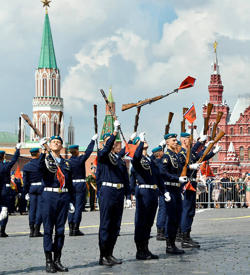 Москва. Десантники участвуют в праздничном марше в честь дня ВДВ на Красной площади