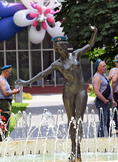 Берет десантника на статуе в Парке Горького
