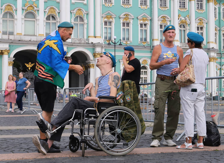 Бывшие десантники на Дворцовой площади в Санкт-Петербурге
