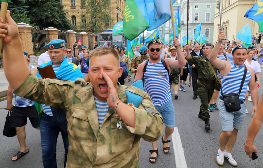 Участники праздника на улицах Санкт-Петербурга