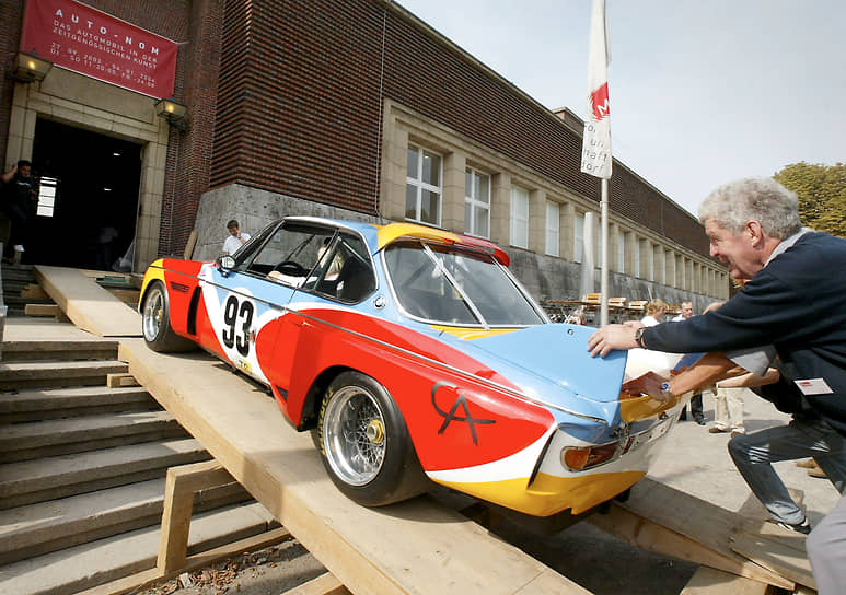 В 1979 году Уорхол за полчаса нанес на автомобиль BMW M1 абстрактный рисунок, превратив его в произведение искусства. После этого спорткар принял участие в гонке «24 часа Ле-Мана», заняв шестое место в общем зачете и второе место в своем классе

