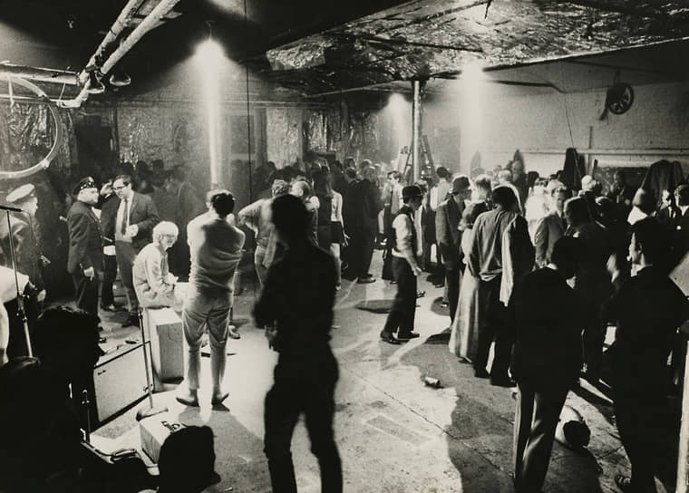 В 1963 году Уорхол выкупил заброшенное здание на Манхэттене и переоборудовал его в личную мастерскую, которую назвал «Фабрика». Арт-студия, выкрашенная серебряной краской и декорированная фольгой, стала культурным центром для американской богемы
